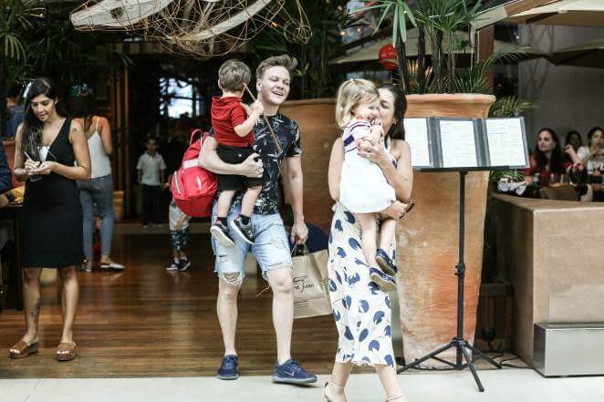 Michel Teló e Thaís Fersoza passeiam com os filhos, em shopping do Rio de Janeiro