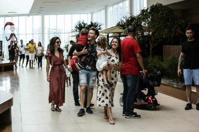 Michel Teló e Thaís Fersoza passeiam com os filhos, em shopping do Rio de Janeiro