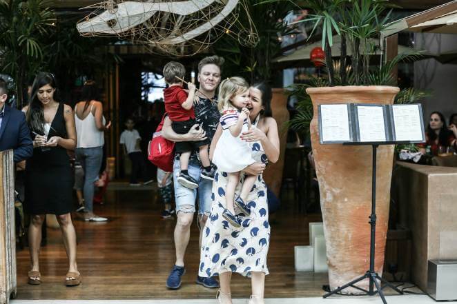 Michel Teló e Thaís Fersoza passeiam com os filhos, em shopping do Rio de Janeiro