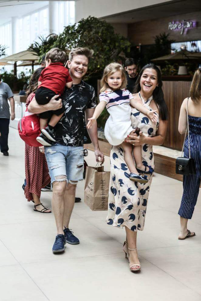 Michel Teló e Thaís Fersoza passeiam com os filhos, em shopping do Rio de Janeiro