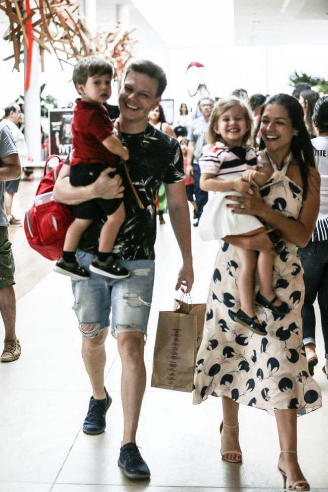 Michel Teló e Thaís Fersoza passeiam com os filhos, em shopping do Rio de Janeiro