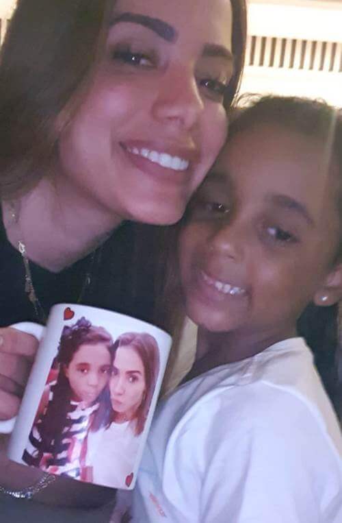 Anitta se emociona com presente personalizado da sobrinha