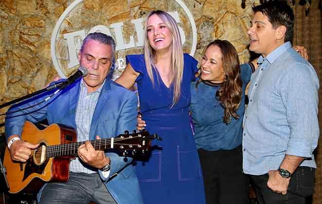 Ticiane Pinheiro, Renata Alves e César Filho cantando em festa