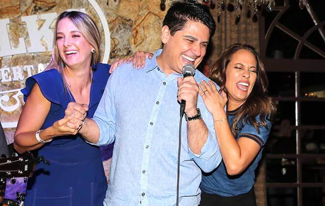 Ticiane Pinheiro, César Filho e Renata Alves soltando a voz em festa