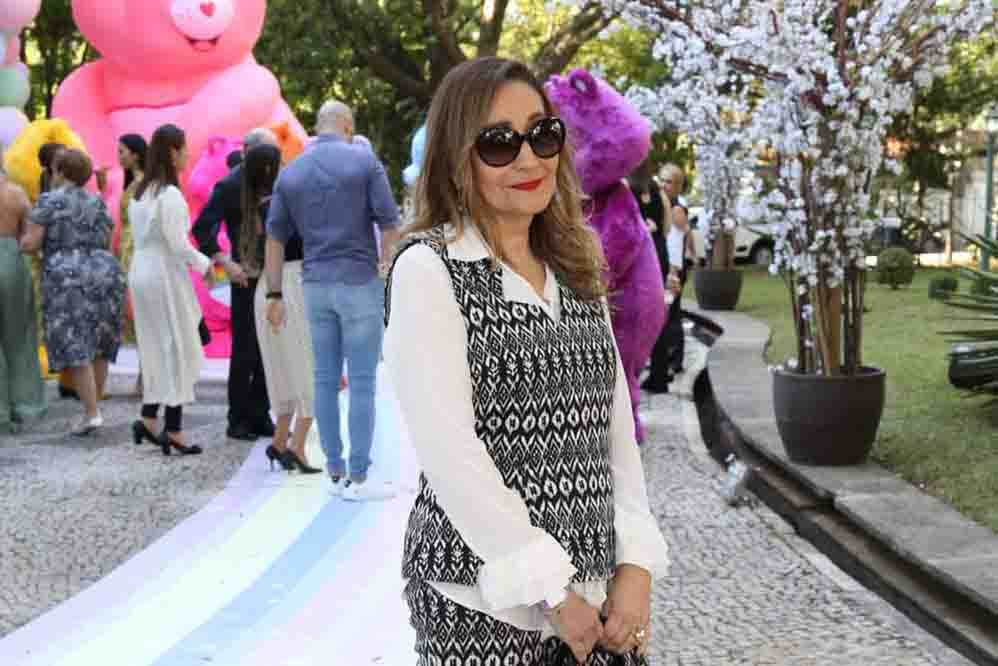 Sônia Abrão foi clicada marcando presença na festinha de Zoe