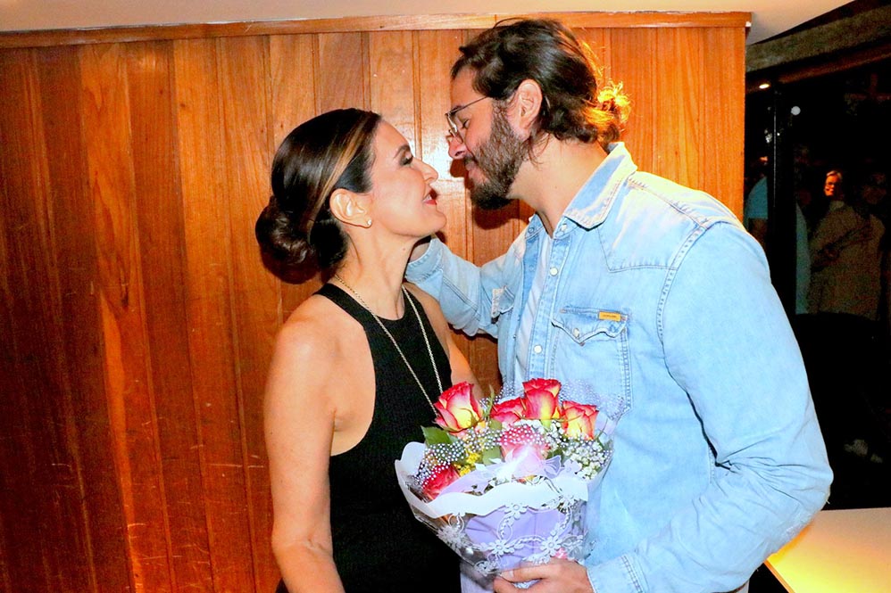 Fátima Bernardes ganha beijos e flores de Túlio após apresentação