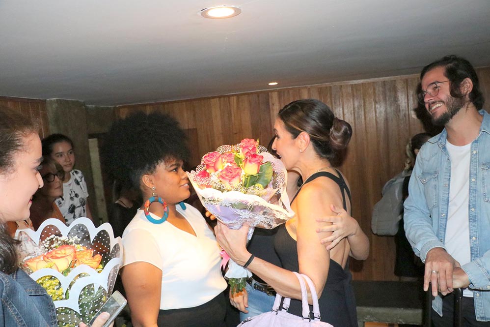 Fátima Bernardes também recebeu flores dos fãs que estavam por lá