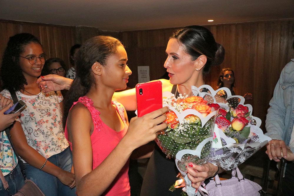 Fátima Bernardes também recebeu flores dos fãs que estavam por lá