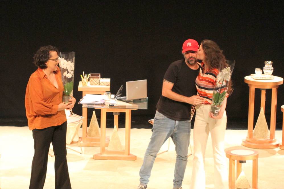 A atriz foi surpreendida pelas flores do marido Mauro Lima e retribuiu com um beijo