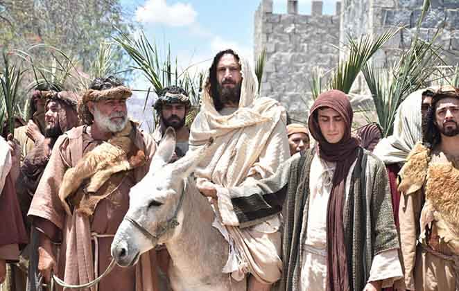 Caco Ciocler como jesus com seus seguidores