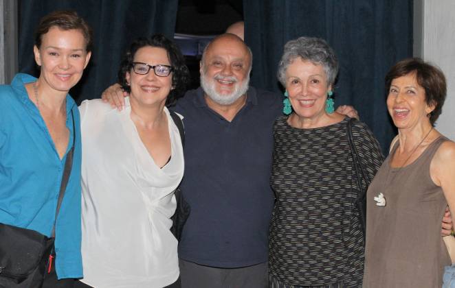 Julia Lemmertz celebra a peça com Ana Beatriz Nogueira e outros famosos