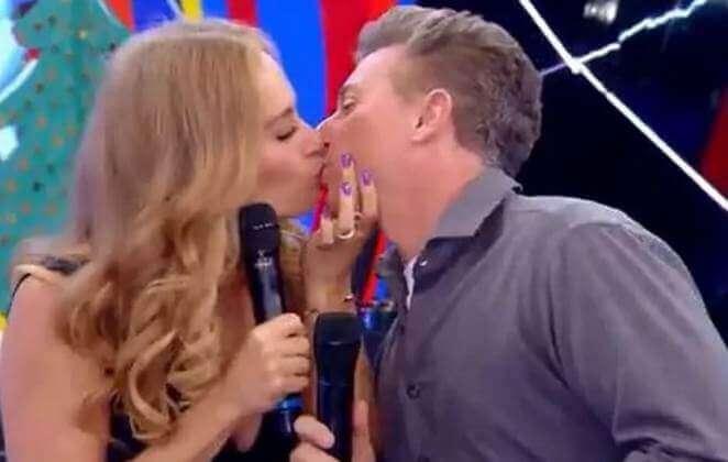 Luciano Huck e Angélica protagonizaram um beijão, durante o Caldeirão