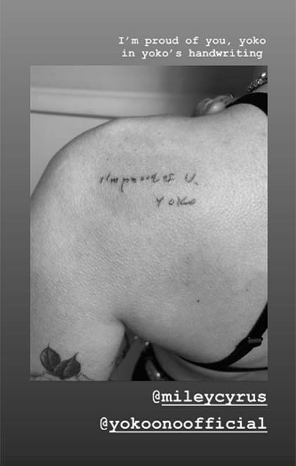 Tatuagem de Miley Cyrus após receber bilhete de Yoko Ono
