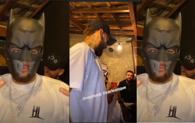 Neymar ganhou uma máscara do Batman no amigo-secreto