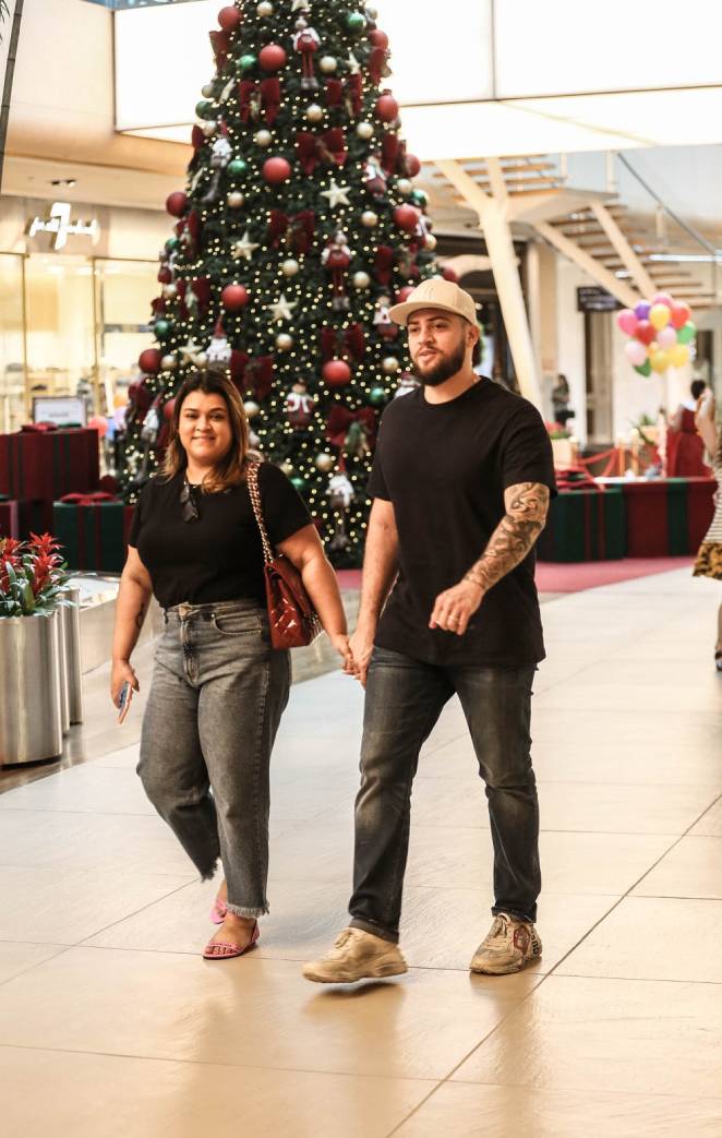 Preta Gil com o marido, Rodrigo Godoy, passeando em shopping carioca