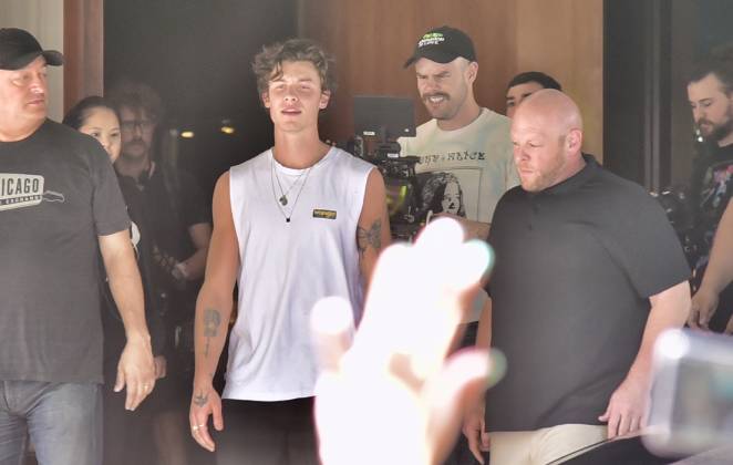 Shawn Mendes recebe carinho de fãs que o esperavam na saído do hotel em São Paulo
