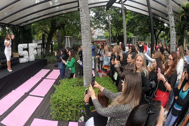Solange Frazão palestrando para centenas de fãs