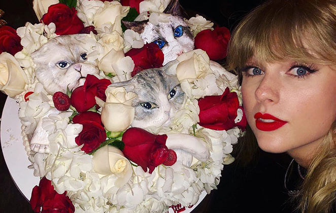 Taylor Swift posa com bolo de gatos