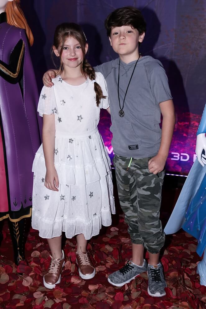 Lorena Queiroz e Theo Medon posaram juntos durante a pré-estreia de Frozen 2