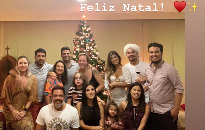 Thiago Martins posando ao lado da família da namorada, Talita Nogueira