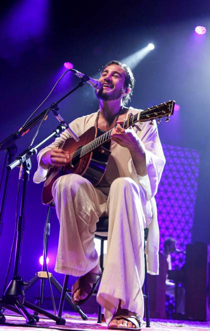 A cantora Duda Beat se apresentou novamente ao lado de Tiago Iorc