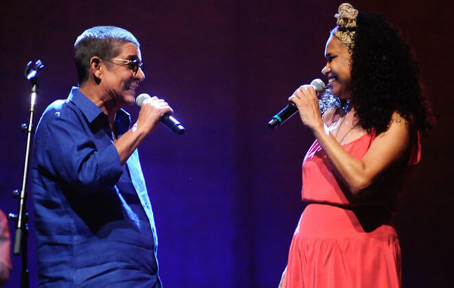 Zeca Pagodinho cantando ao lado de Teresa Cristina