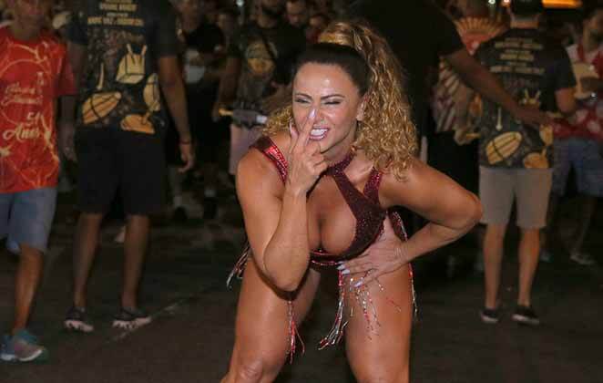 Viviane Araújo mostra todo seu samba na rua com o Salgueiro OFuxico