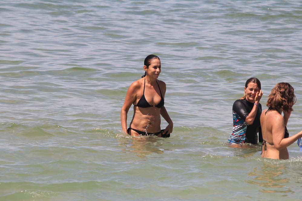 Usando um biquíni preto, a atriz fez questão de dar um mergulho no mar