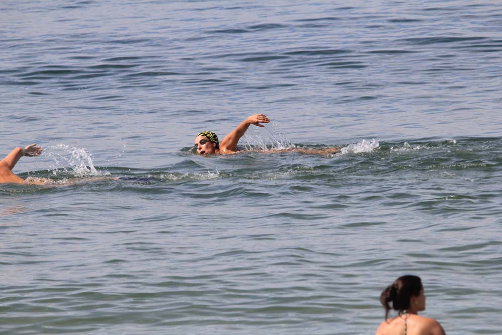 Além disso, Andréa também aproveitou para dar umas braçadas no mar e mostrou que manda bem na natação