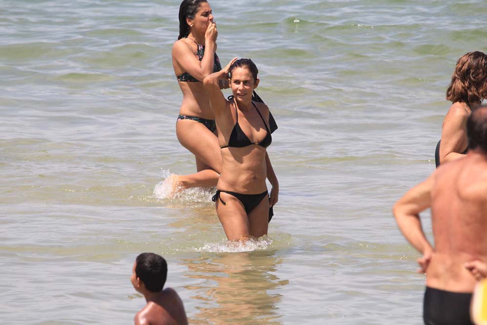A atriz curtiu muito o mar do Rio de Janeiro