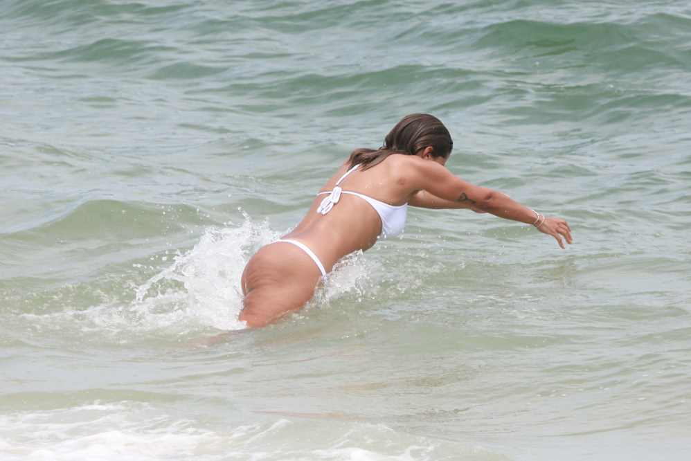 Anitta mostra corpo de sereia em praia