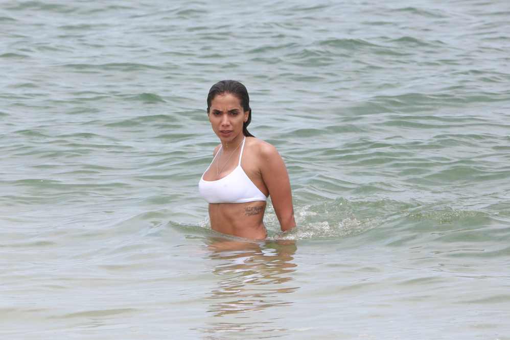 Anitta mostra corpo de sereia em praia