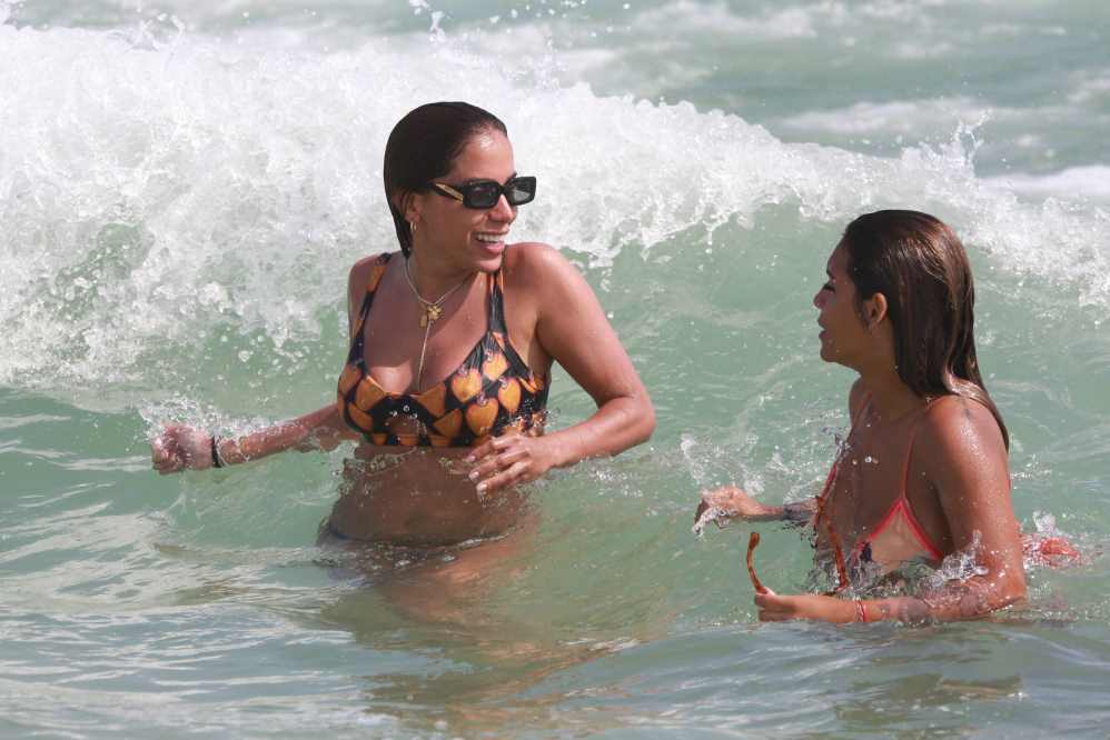 Anitta já tinha avisado os fãs que retornaria à praia e cumpriu a promessa