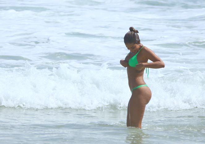 Anitta aproveitou o dia de folga para curtir uma praia no Rio de Janeiro