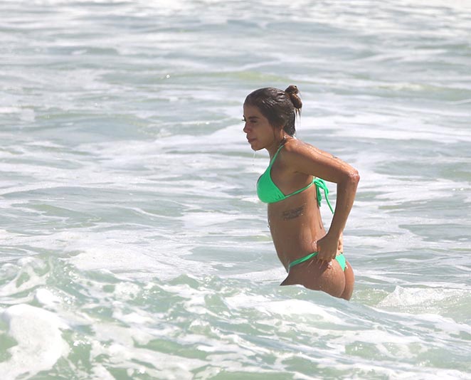 Cantora se jogou em um delicioso banho de mar na Praia da Reserva, Rio de Janeiro