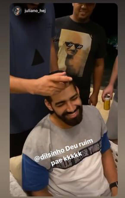 Storie compartilhado por Dilsinho mostrando Henrique raspando seu cabelo