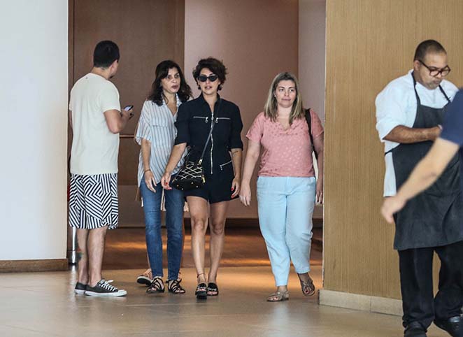 Fernanda Paes Leme curtiu passeio com amigas em shopping carioca