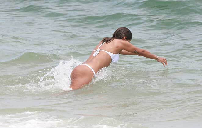 Anitta deixa corpão à mostra de biquíni branco na praia