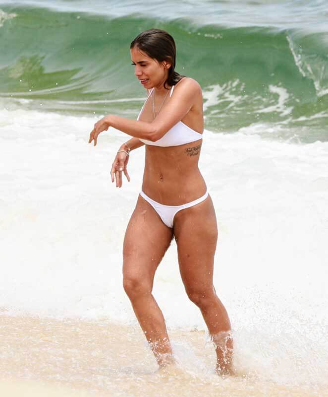 Anitta deixa corpão à mostra de biquíni branco na praia