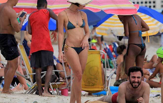 Chandelly Braz deixa fina silhueta à mostra na praia