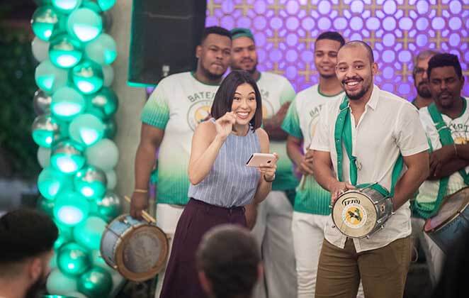 Personagens na quadra da Escola de Samba Bom Sucesso