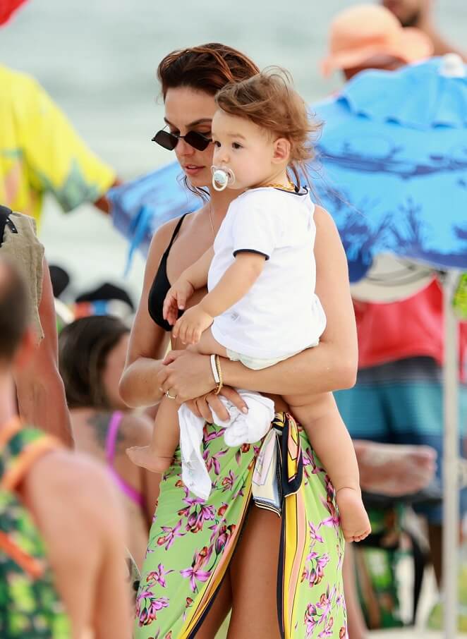 A atriz curtiu praia ao lado do filho Rael, de um ano, fruto de seu relacionamento com André Resende