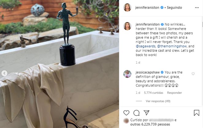 Jennifer Aniston celebrou a conquista do SAG Awatds com uma foto da estatueta em sua banheira