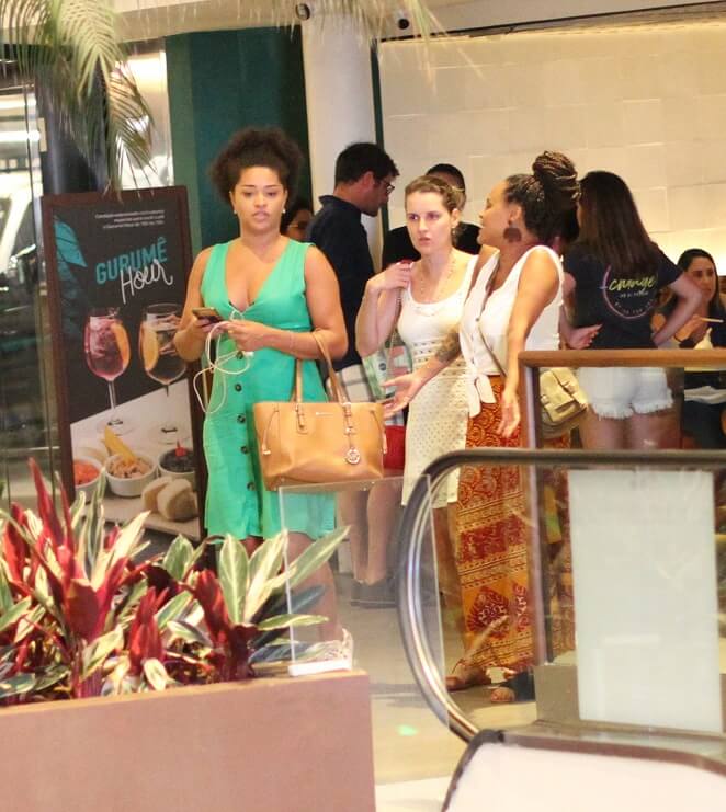 Juliana Alves almoçou com algumas amigas em um famoso shopping carioca