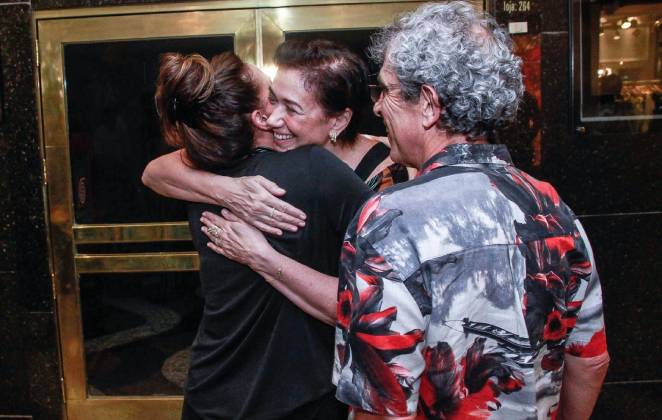 Lilia Cabral abraça Totia Meireles