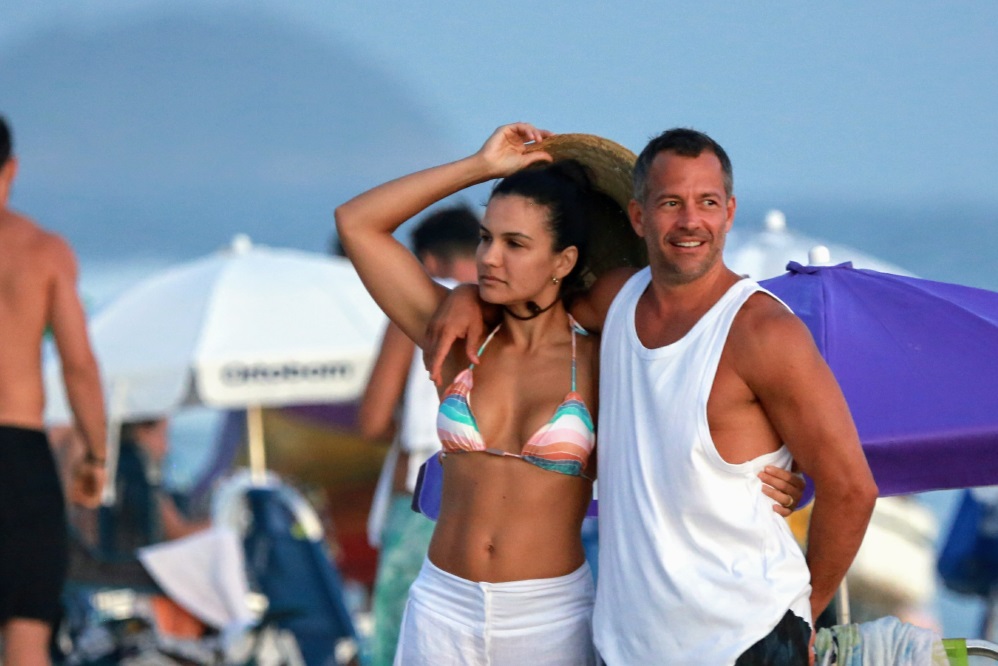 Malvino Salvador curte praia com Kyra Gracie