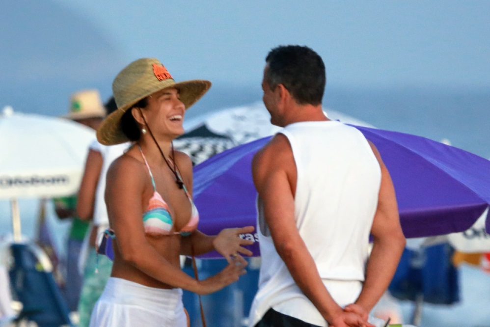 Malvino Salvador curte praia com Kyra Gracie