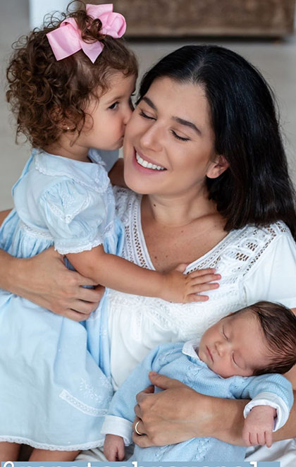 Renata Abrvanel é puro amor com os filhos Nina e André