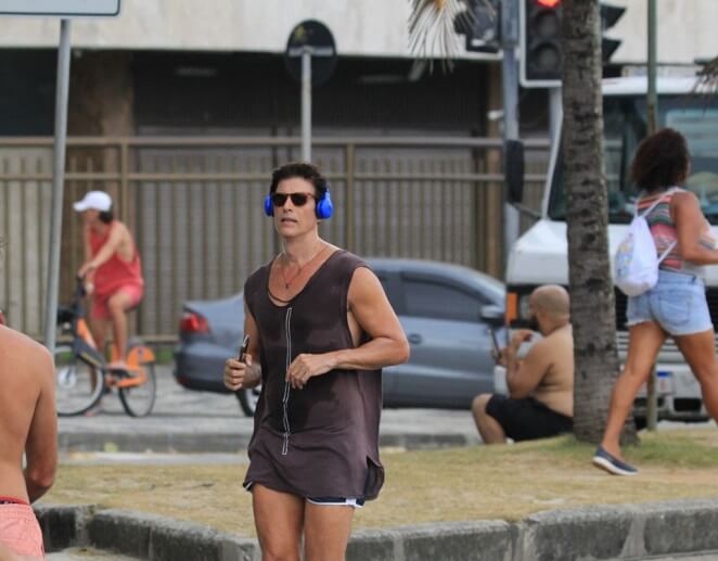 Reynaldo Gianecchini se exercita na orla do Rio de Janeiro
