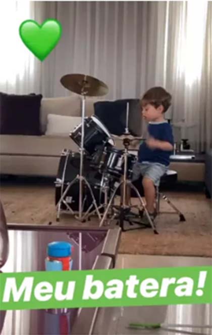 Thais Fersoza mostrou o pequeno Teodoro tocando bateria